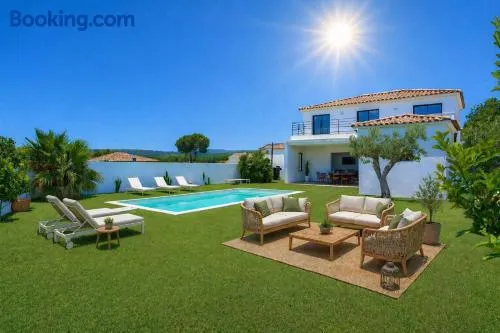Les Aumarès - Villa avec piscine privée au cœur des vignes du Château St Maur - Image 1