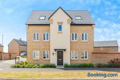 4 Bed Room Service Accommodation - 2 Parkings - Fibre Wi-Fi - Workstation - Image 1