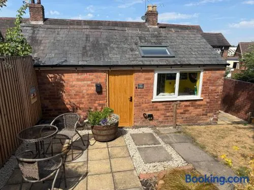Cherry Cottage Retro Stay, Stourport-on-Severn - Image 1