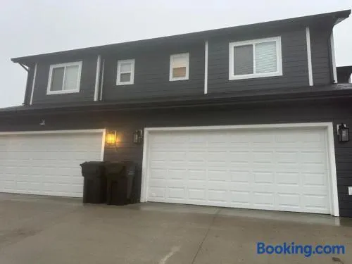 Luxurious Brand New Entire 3br and 2bath - Image 1