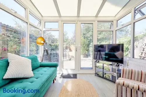 3 Bed House,Sleeps 6,Parking,Wi-Fi,Great Location - Image 1