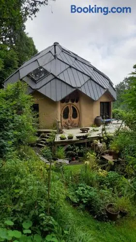 Maison d'artiste au pied des arbres - Image 1