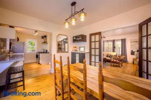 Downtown Lawrence University - Edge of Campus Perfect for Families - Image 1