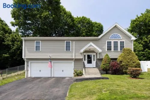 Newly Furnished 4Bedroom Home Near Worcester Airport - Image 1