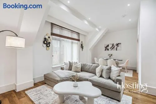 The Hamilton Suite - 2Bed Apartment with Parking - Image 1