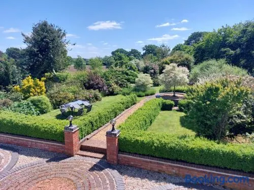Beautiful 3 Bedroom Cottage - Picturesque Retreat - Image 1