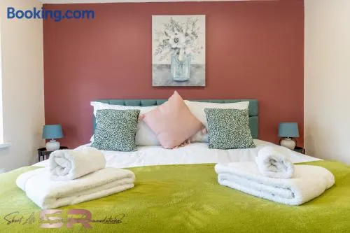 Affordable 1-Bed House, Sleeps 4, Super fast Wi-Fi with Private Garden and Parking - Image 1