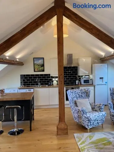 Windows over Stroud - 2BR Penthouse in Historic Building - Image 1