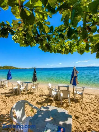TOP 1 QUARTO com ESTACIONAMENTO em Condomínio com VISTA INCRIVEL - PORTARIA 24h, PISCINA, Sauna e Parquinho Infantil - Apartamento com Ar condicionado, Smart TV, Wi-Fi, Cozinha Completa, NETFLIX, Entre o MAR e a LAGOA, CUSTO BENEFICIO - Image 1
