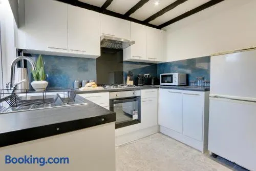 Home from Home, FREE Parking, Ideal for Workers - Hosted by Stay Host Save - Image 1