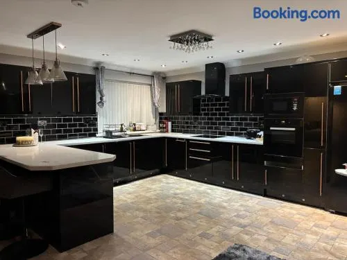 The Moon Stylish Cosy Apartment Near Pontypool - Image 1