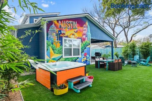 Austin Oasis Spacious 4BR Retreat with Hot Tub Cowboy Pool and Infrared Sauna Perfect for Families and Bachelorettes - Image 1