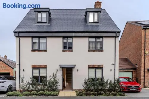 6BR-Sleeps 13-Contractor-Garden-WiFi-Parking - Image 1