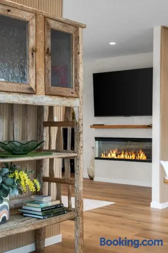 Mellow mountains, boutique beach house - Image 1