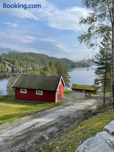 Hytte ved sjøen med båtutleige - Image 1