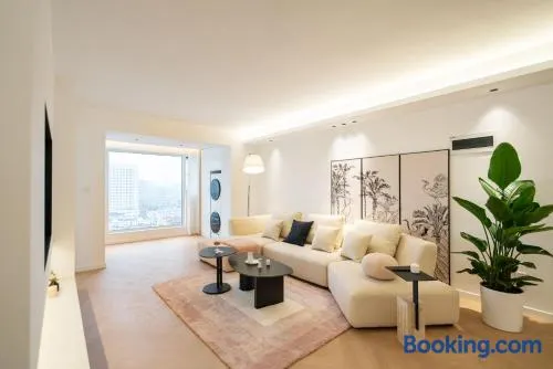 Urban hub Sun Apartment near the Xujiahui Road - Image 1