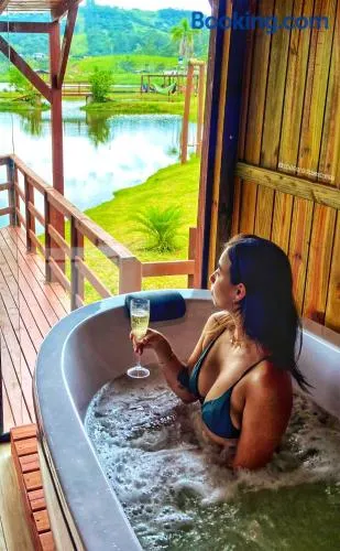 Chalé Rústico com Hidromassagem e Piscina - Image 1