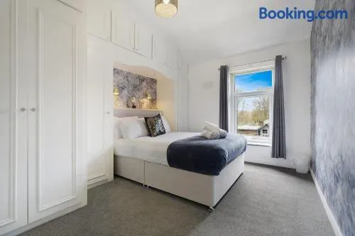 Work Friendly 3 Bed House with Sofa Beds that Sleeps 7 - Image 1
