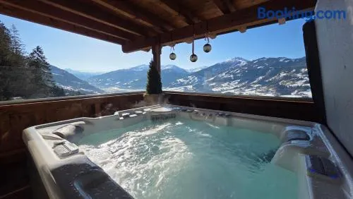 Espléndido apartamento vacacional ideal para familias con barbacoa, terraza y jacuzzi - Image 1