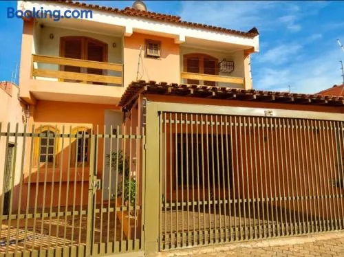Casa grande, ampla, com 4 quartos e estacionamento - Image 1