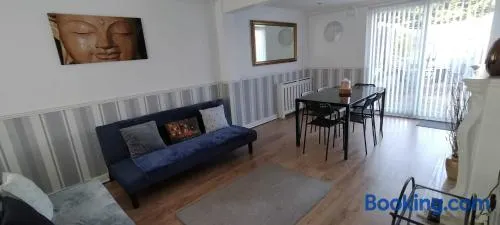 Ladbury House in Walsall near the M6, Walsall Uni and Hospital, with free parking and easy access to Birmingham city centre, West Brom and Alexander Stadium, only 20 mins to the NEC and Birmingham airport, 15 mins to Villa Park, Great for contractors - Image 1