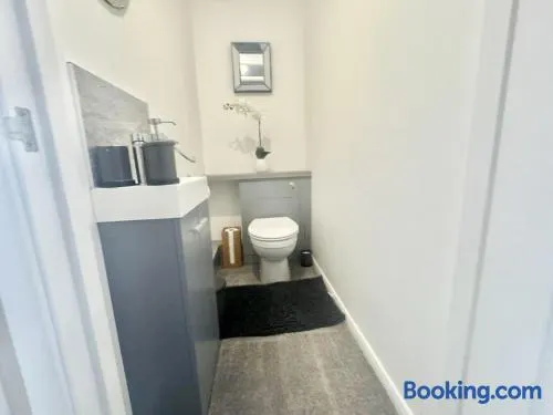 Maunsell House - Charming 3 bedroom house in Ashford centrally located with parking - Image 1