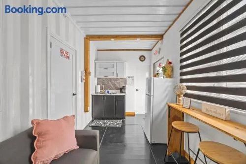 Beachside 1BR Apartment Sleeps 4 - Image 1