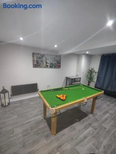 Modern 2-Bed Ground Floor Flat Near A11 & Forest - Image 1