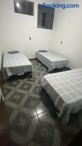 Casa 2 quartos com 7 camas, cozinha, 1 banheiro e garagem grande - Image 1