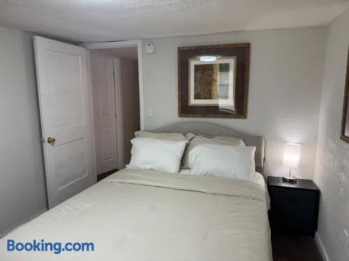 Cozy 3 4 BR Home Ideal for Family - Image 1