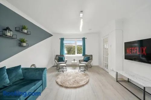 Mulberry House - Detached 6 Bedroom House with Hot Tub & Private Parking - Image 1