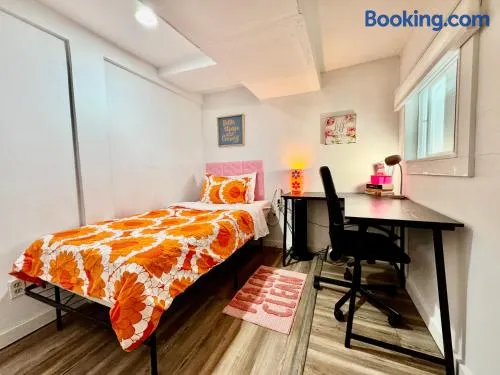 Private Room on the 1st Floor with Shared Bathroom near Airport and Downtown Seattte - Image 1