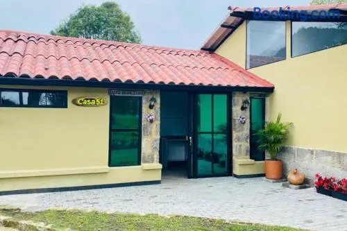 Moderna cabaña en medio de la naturaleza - Image 1