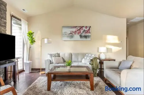 Lynnwood Stunning Newly Build Home - Image 1