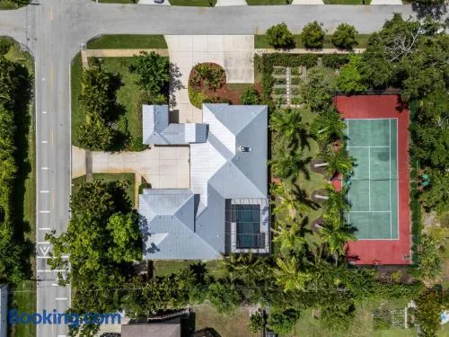Tranquil Court Oasis - Image 1