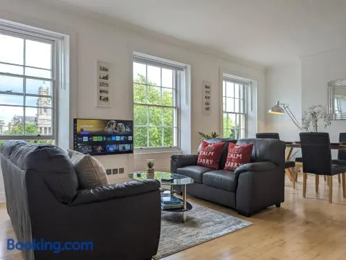 Elegant Apartment in Hamilton Square Free Parking - Image 1