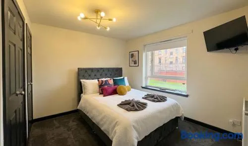 3BR, 5 Beds, Free Parking - Long Term Stay - Image 1