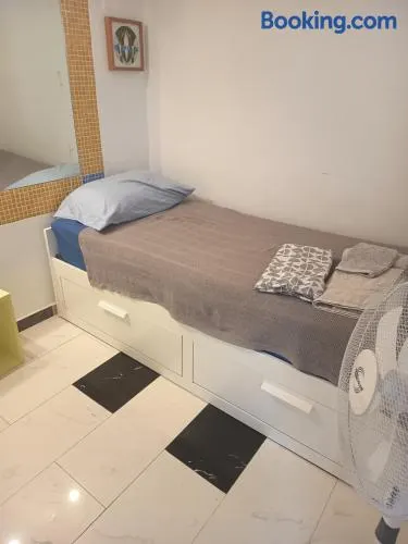 Privat space neben U Bahn Haltestelle, Strand und Flughafen - Image 1