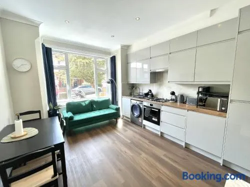 Stylish 2BR Flat 3 Mins to Wembley Stadium - Image 1