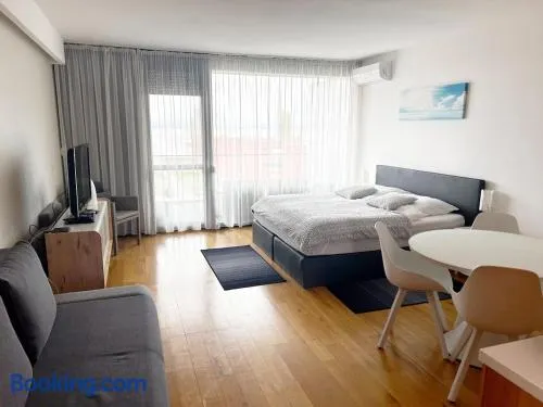 BL Yachtclub Lakeview Apartment - Image 1