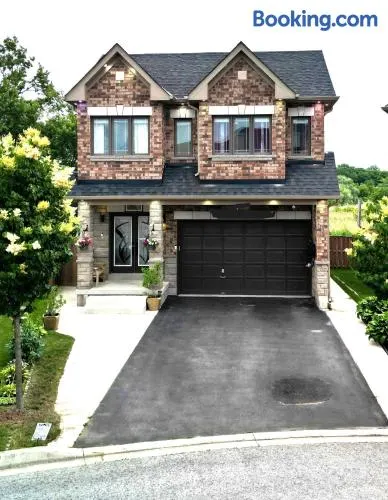 4 Bed 4 Bath Home in Prime Niagara Area 2700 sqf - Image 1