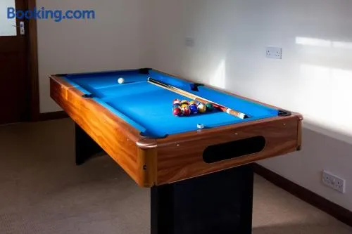Large 4 Bed House with Games Room and Parking in Leicester - Image 1