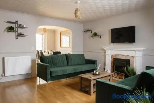 Stylish 5 Bed Swindon Home Contractors and Long stays Welcome - Large Private Driveway - Image 1