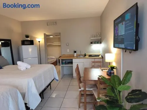 Studio in Hallandale 2270 - Image 1