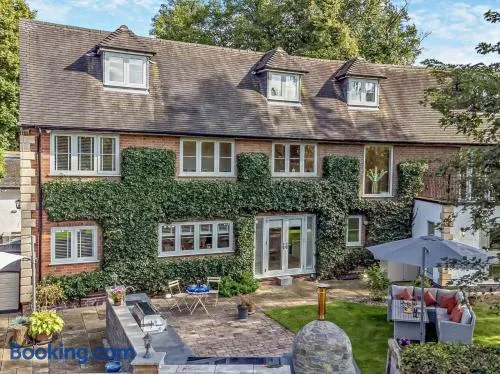 6 Bed in Wolverhampton oc-92874 - Image 1
