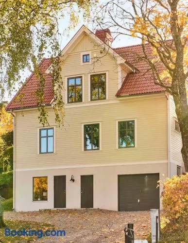Toppmodern lägenhet i sekelskiftesvilla - Image 1