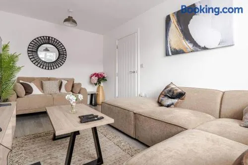 Luxurious Stockport Retreat - 4 Bedrooms - Image 1