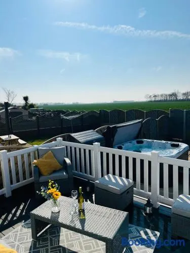 15 Sherringham Hot Tub Large garden Parking - Image 1