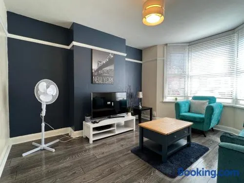 Comfortable King Bed - Location - Contractors - Family - Parking - Image 1