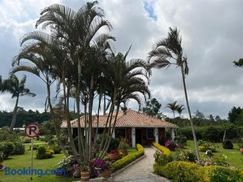 Hermosa Cabana con bonito Jardin y piscina en la Mesa de los Santos - Image 1